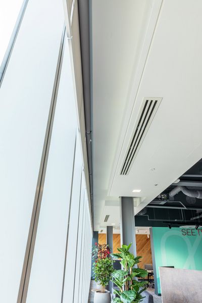 Systèmes stores enrouleurs, SG 4960, Versascreen 1-10%, Virgin Money, Glasgow, Scotland, United Kingdom