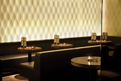 Verticale lamelgordijnsystemen, SG 2810, Multi Visio, Room shot "Amber Club", Zurich, Switzerland, Vertical Waves