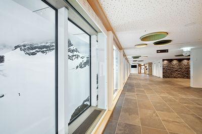 Rolgordijnsystemen, SG 4970, Aluscreen Futura 3%, Room shot "Glacier Restaurant Jungfraujoch", Switzerland